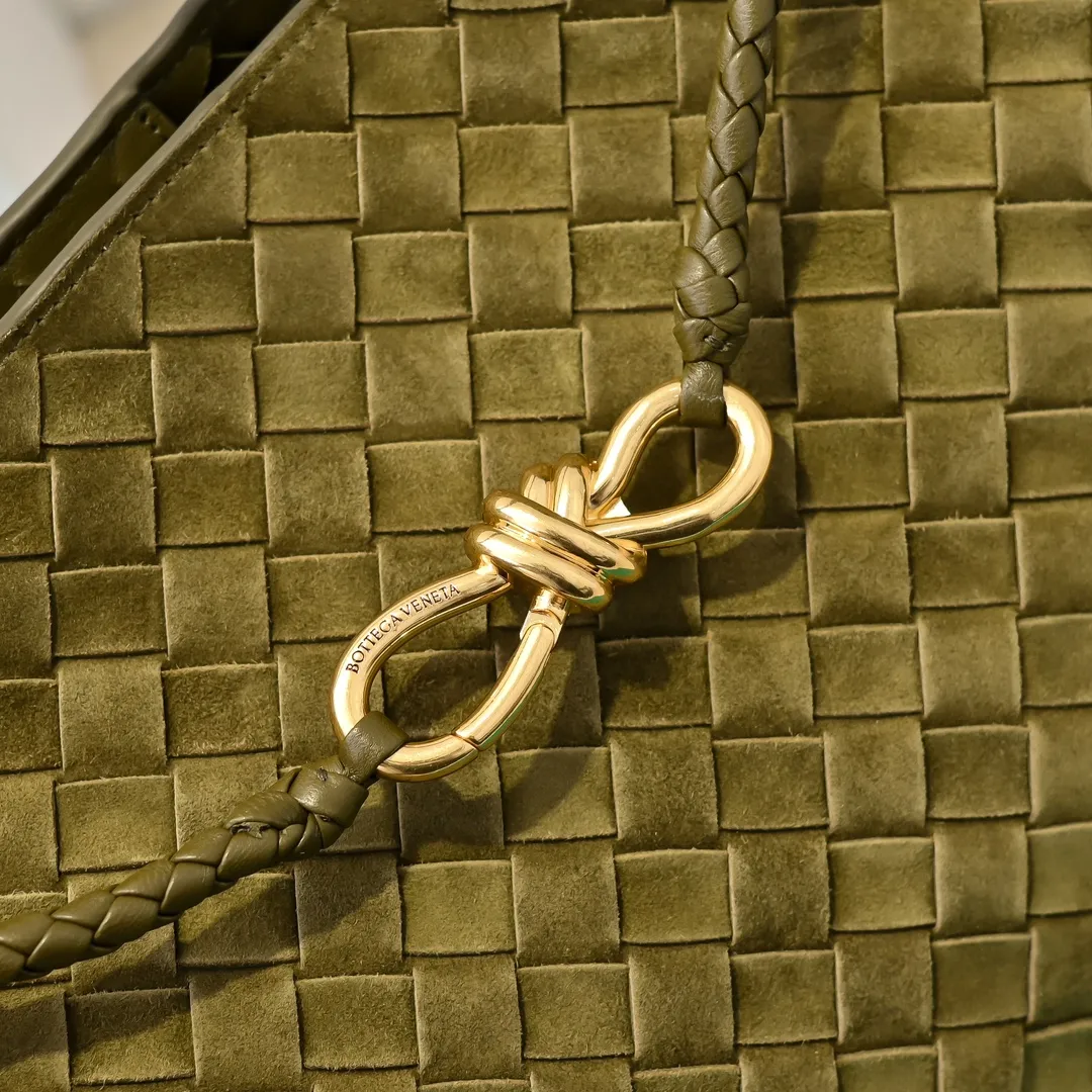 Batch 2360 BV new Andiamo is shipped‼ ️Really popular🔥The new Andiamo woven handbag launched by Bottega Veneta this season is really popular all over the world! ! Celebrities at home and abroad have worn it, and Oscar-winning actress Michelle Yeoh has taken it out on the street. Song Jia, Trai Yara, Yu Feihong, Sanji Ayaka, Rosie Hunting-Whiteley, Yoshioka Riho, etc. have all picked up this bag. It is classic and versatile, showing off its temperament, and the bag capacity is also large, which is very convenient for daily commuting! ! A variety of carrying methods, the shoulder straps can be adjusted by yourself, the original lambskin feels soft and delicate, and the unisex style breaks gender boundaries and brings a more practical and longer-lasting use experience. Andiamo, which has both elegant and casual styles, perfectly interprets the true appearance of "fashionable old money style". Style number: 8463 Size: 32*24*12